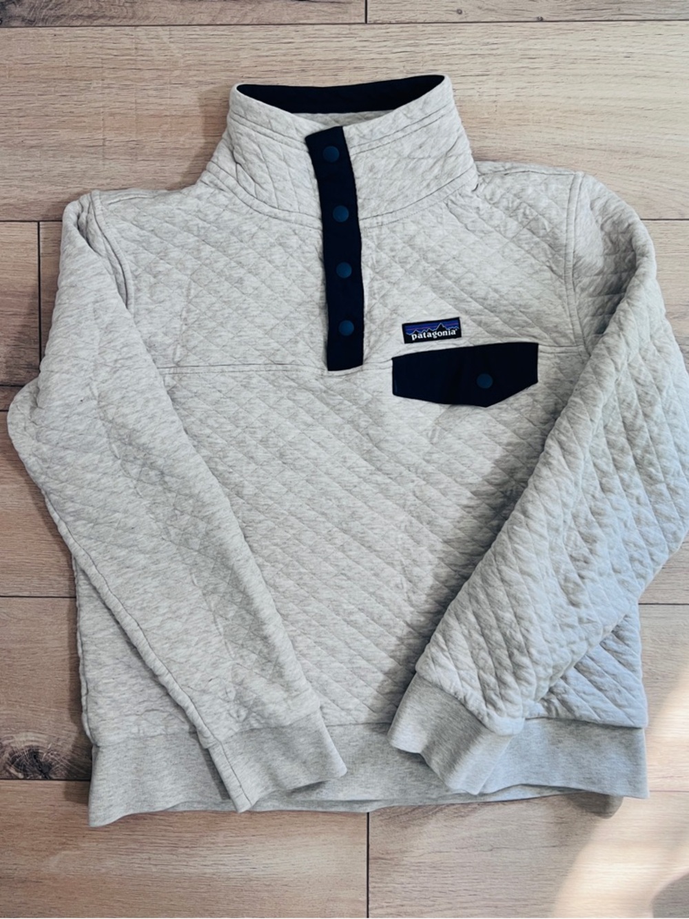 Patagonia Women’s Quilted Pullover in Light Gray with Navy Small